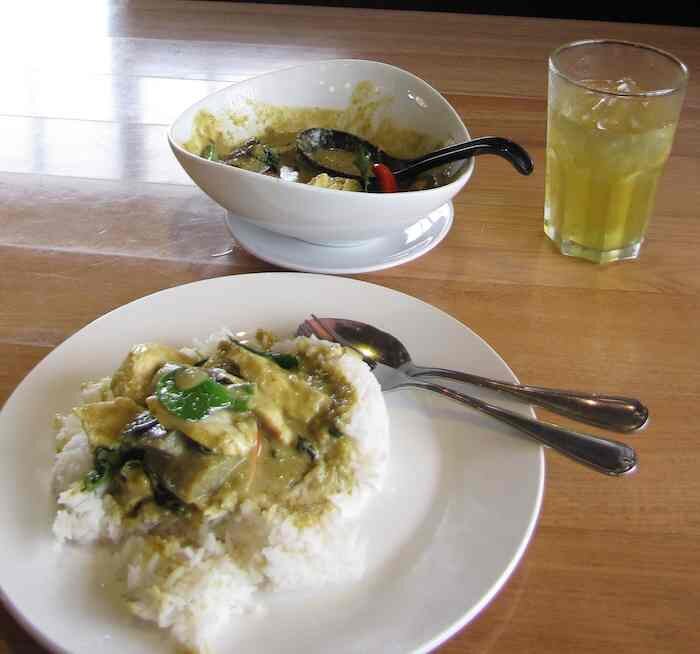 photo of green chicken curry and green tea
